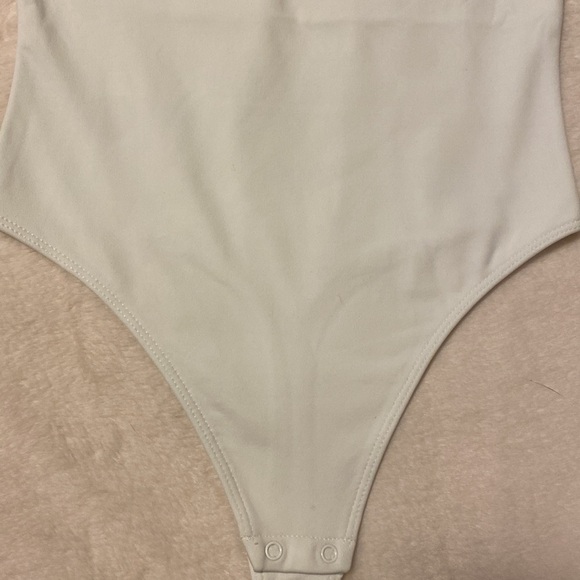 212. NWT Aritzia Body Contour white tank body suits in xs high neck - Picture 6 of 11